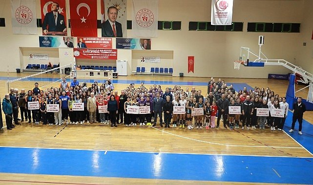 Burhaniye’de Voleybol Şöleni Başladı