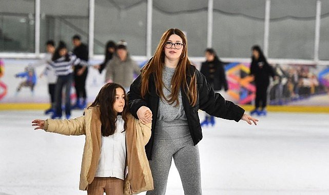 İzmir’in buz pisti yarıyıl tatilinde doldu taştı