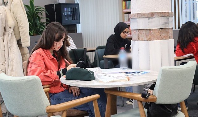 Kocaeli gençliği, Zübeyde Hanım Kütüphanesi’ni çok sevdi; Kitabın kalbi ‘Zübeyde Hanım’da atıyor