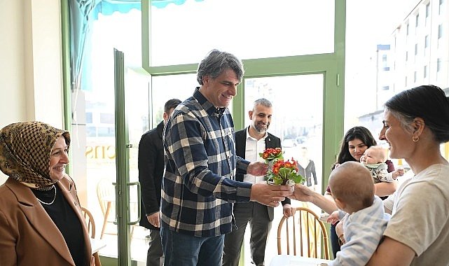 Başkan Kocaman çiçek dağıttı 