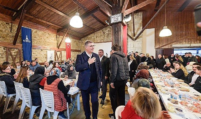 Başkan Tugay, Tirelilerle aynı sofrada buluştu “Bu güzel millete birlik beraberlik ve iyilik çok yakışıyor”