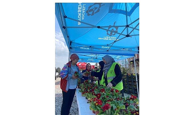 Büyükşehir, mezarlık ziyaretlerini çiçeklerle renklendirdi