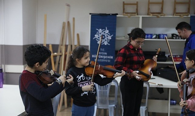 Geleceğin keman virtüözleri Aydın Büyükşehir Belediyesi’nin kurslarında yetişiyor