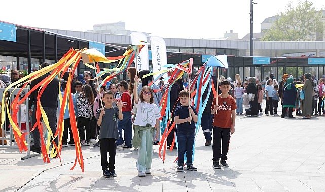 Rengârenk hayaller gökyüzü ile buluştu