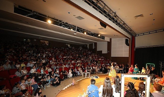 Menderes Belediyesi Çocuk Tiyatrosu Sahnede