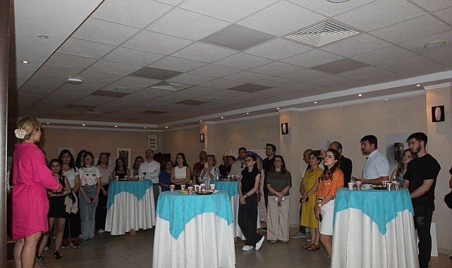 Egeli Eczacılık öğrencileri atık ilaç kutularını sanata dönüştürdü