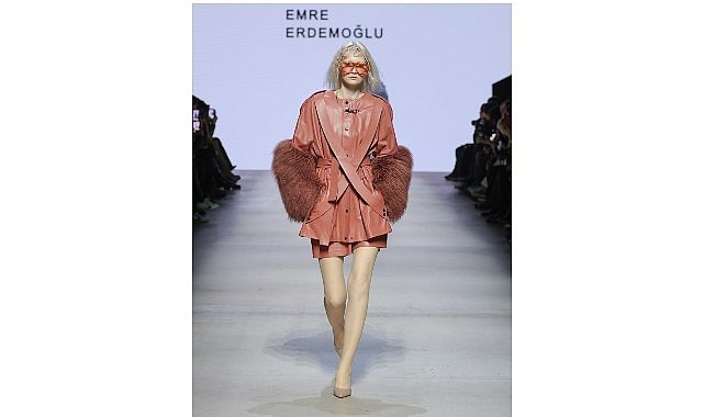 Cennetin Batısında, Kadının Devrimi Başlıyor