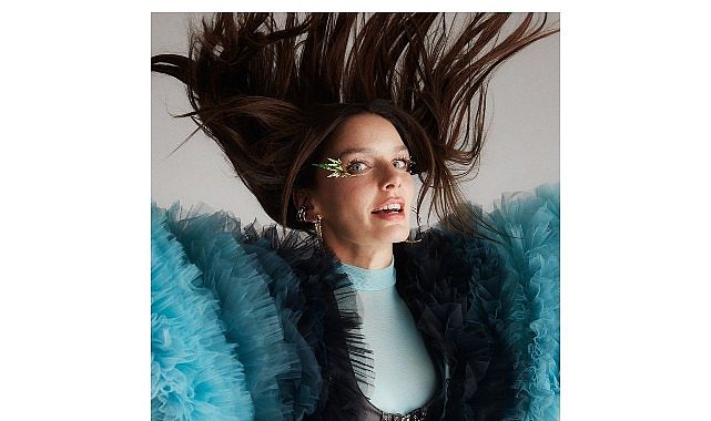 Yapı Kredi bomontiada World Akustik sahnesi Nil Karaibrahimgil’i ağırlıyor