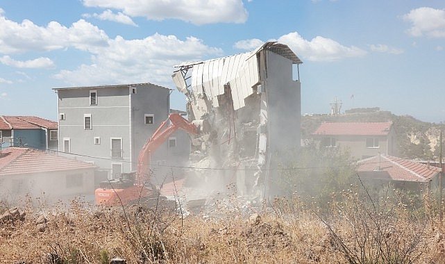 Bayraklı’da 5 katlı kaçak yapı yıkıldı