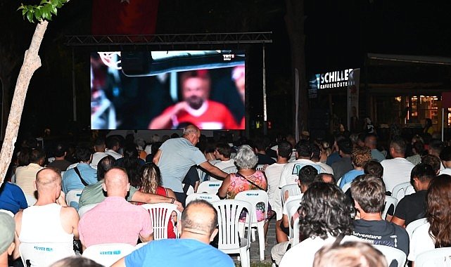 Kemer’de milli maç için dev ekran kuruldu