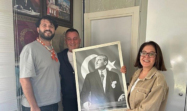 Çeşme Belediyesi’nden Muhtarlar Haftasında anlamlı hediye: Atatürk tablosu