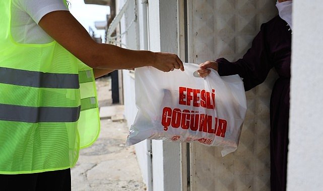 Efes Selçuk’ta beslenme çantaları dayanışma ile doluyor