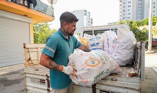 Gaziemir Belediyesi’nden yurttaşlara yakacak odun desteği