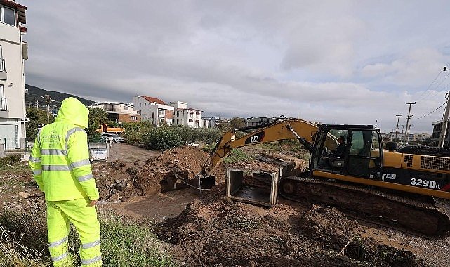İzmir Büyükşehir Belediyesi ekipleri Bergama’da aşırı yağışlarla mücadele ediyor