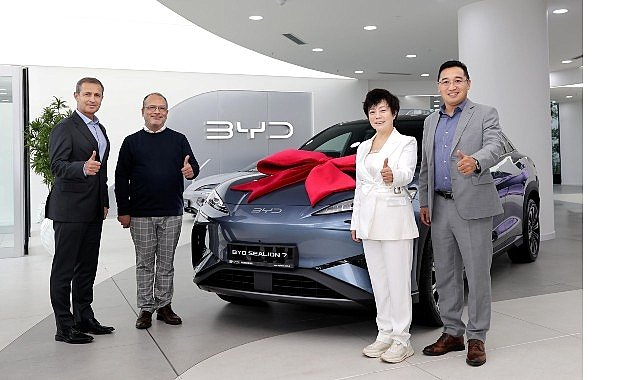 BYD Başkan Yardımcısı Stella Li, Türkiye’de İlk SEALION 7 Teslimatını Gerçekleştirdi
