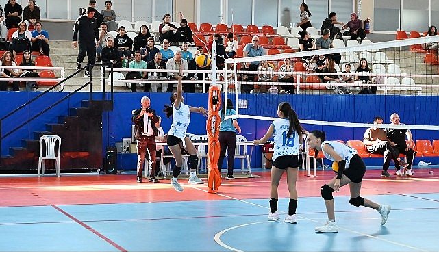 Kemer Belediye voleybolcuları büyük alkış topladı