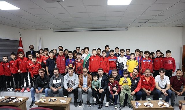 Rasim Arı Başkan’dan Minik Futbolculara Krampon Hediyesi