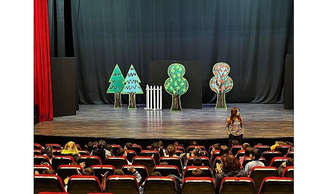 Minik Öğrenciler Başkan Çerçioğlu’nun Çalışmaları ile Tiyatroyla Buluştu