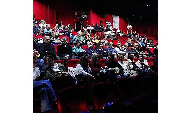 Ayvalık Belediye Tiyatrosu’ndan Çarpıcı Bir Prömiyer: “Müdahil” Perde Dedi