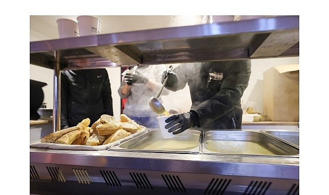 Buca Belediyesi’nden sıcak çorba ikramı