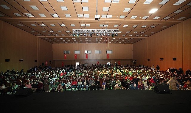 Çocuklar Tiyatro Etkinliğine Büyük İlgi Gösterdi
