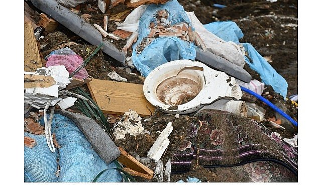 Kaçak dökülen yüzlerce ton atık temizleniyor