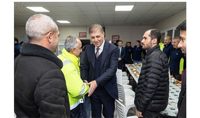 Başkan Tugay, mesaiye emekçi ile başladı