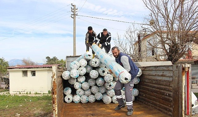 Büyükşehir’den hortum ve yağıştan zarar gören çiftçiye sera naylonu desteği