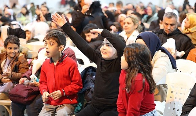 Büyükşehir’in İzmit’teki kardeşlik sofrası dolup taşıyor