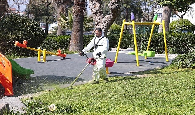 Konak’ın parkları bayramda çiçek gibi