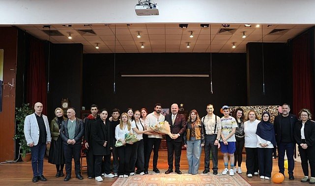 Menemenli oyuncular sahnede yıldızlaştı