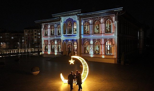 Siyer Sergisi ve Mukaddes Emanetler Sergisi Kadir Gecesi’nde Doldu Taştı