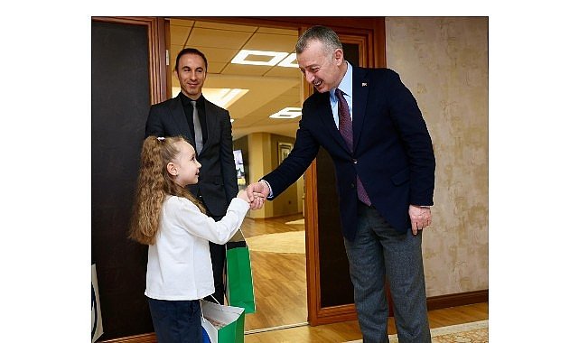 Başkan Büyükakın,  koltuğu çocuklara bıraktı