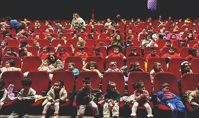 Başkan Çerçioğlu Minik Sanatseverleri Tiyatro ile Buluşturdu