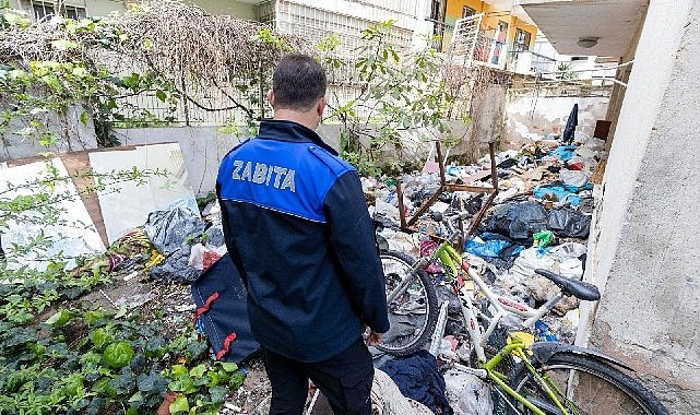 Karşıyaka Belediyesi’nden çöp eve müdahale: 3 ton çöp çıkarıldı