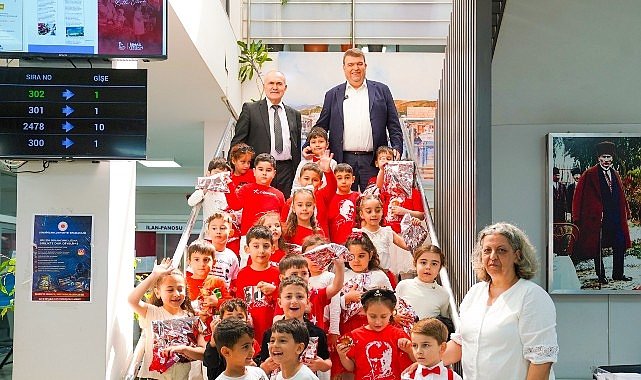 Seferihisar’da 23 Nisan coşkusu: Başkanlık koltuğu çocuklara emanet