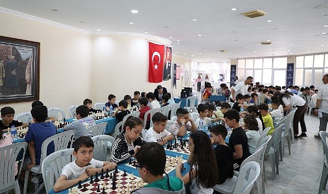 Başkan Çerçioğlu’nun destekleri ile satranç öğrenen öğrenciler hamlelerini yarıştırdı