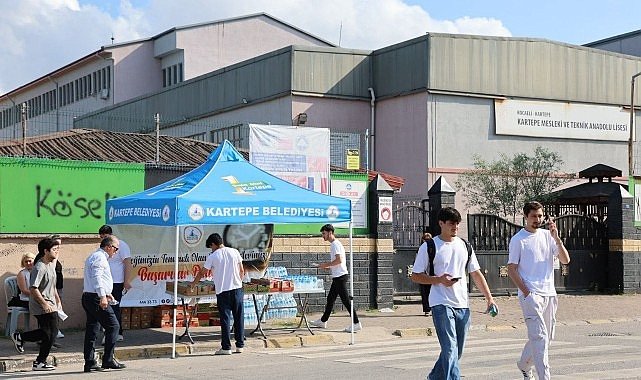 Kartepe Belediyesi, YKS Adayları ve Velilerin Heyecanına Ortak Oldu