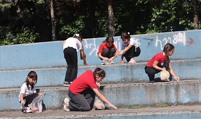 Öğrencilerinden Mıntıka Temizliği